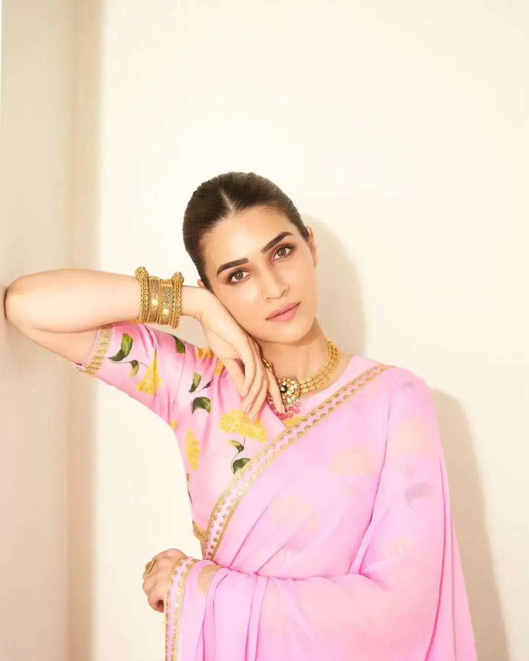 Bollywood Actress Kriti Sanon in Pink Saree